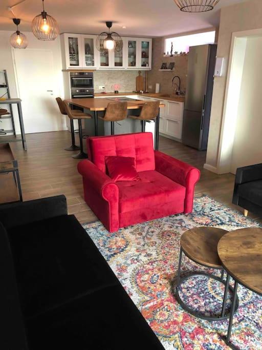 Stylisches Maybach Appartement Mit Terrasse Fuer 5 Personen, 5 Betten, Grosse Kochinsel, Homeoffice Mit 250Mbit Wlan Aidlingen Eksteriør billede